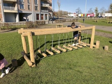 Sfeerfoto van Eco-Play Behendigheidsparcours Waggelbrug Openbaar