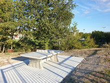 Pingpongtafel in Naturel Beton op betonnen ondergrond