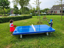 twee kinderen spelen met Betonnen Tafeltennistafel Blauw Laag met Afgeronde Hoeken