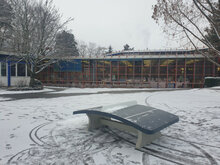 Betonnen Voetvolleybaltafel Antraciet in de sneeuw