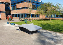 Voetvolleytafel van Antraciet-Beton op schoolplein