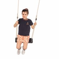 kind schommelt op Rubberen Schommelzitje met Stalen inlegplaat en Beige BR-touw