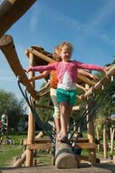 Sfeerfoto Eco-Play Speeltoren Keverbruggetje met glijbaan