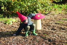 Sfeerfoto spelend kindje met paddestoel