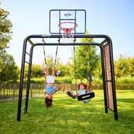Kinderen schommelen met BERG accessoires aan BERG Playbase