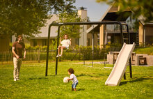 gezin speelt voor BERG playbase met glijbaan