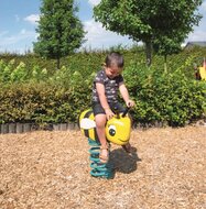 Kind wipt op Eco-Play Bij