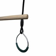 Houten trapeze met groene ringen close up