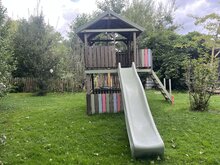 Tsuri pastel groen gemonteerd aan speelhuisje vooraanzicht