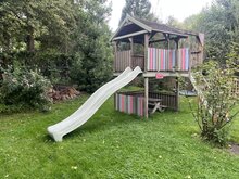 Tsuri pastel groen gemonteerd aan speelhuisje zijaanzicht