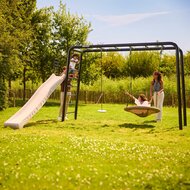 gezin speelt met BERG PlayBase Large
