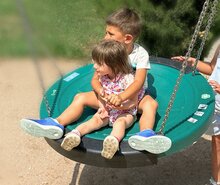 Kinderen zitten op Nestschommel Polyethyleen Groen Openbaar Ø95 cm met Rubberen Bumpers