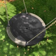 Nestschommel Polyethyleen Zwart Openbaar Ø95 cm met Rubberen Bumpers hangt boven kunstgras