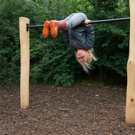 kind duikelt op robinia duikelrek met antraciete duikelstang