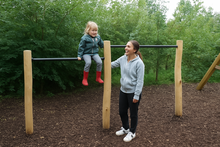 ouder en kind spelen met duikelrek duo