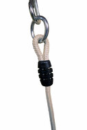close up ophangring met beige br-touw