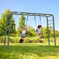 kinderen schommelen op BERG PlayBase Large Pastel Groen met Duikelrek en Klimrek