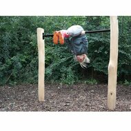 meisje duikelt op robinia duikelrek mono met zwarte duikelstang