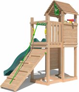 zijaanzicht van Premium Douglas Houten Speeltoren Jungle Roamer met Groene Glijbaan