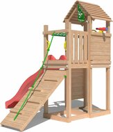 zijaanzicht van Premium Douglas Houten Speeltoren Jungle Roamer met Rode Glijbaan