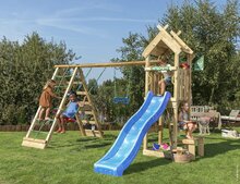 kinderen spelen op Houten Speeltoren Jungle Totem met Blauwe Glijbaan en Klimnet