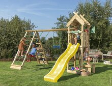 kinderen spelen in de tuin op Houten Speeltoren Jungle Totem met Gele Glijbaan en Klimnet