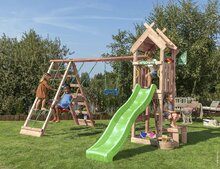 kinderen spelen op Douglas Houten Speeltoren Jungle Totem met Lichtgroene Glijbaan en Klimnet