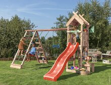 kinderen spelen met Douglas Houten Speeltoren Jungle Totem met Rode Glijbaan en Klimnet