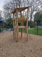 Robinia klimtoren Jagershut met klimwand en klimnet
