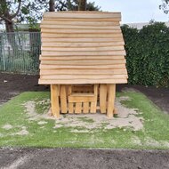 zijkant van B-Play Speelhuisje Benny Openbaar in park