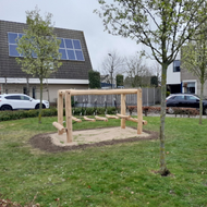 zijaanzicht van B-Play Wiebelbrug Robinia Openbaar 400 cm