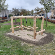 B-Play Wiebelbrug Robinia Openbaar 400 cm in woonwijk