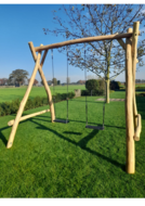 Ander aanzicht van de B-Play Robinia Houten Schommel 4 Haken met grondankers