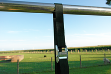 spanband van B-Play kunststof fitness ringen Ø18 cm Zwart met zwarte bandjes over paal