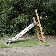 B-Play Vrijstaande Robinia trap 100 cm met RVS Glijbaan naast de bosjes
