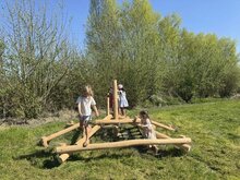 Gezellig met zijn allen op het  Eco-Play Robinia Mierennest 