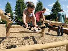 Klimmen en klauteren op het Eco-Play Robinia Ooievaarsnest 