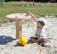 Spelen in het zand met de Eco-Play Robinia Zandtafel met Figuren