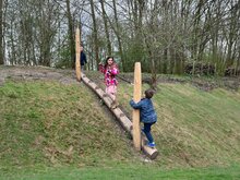 Sfeerfoto van de langere heuveltrap met spelende kinderen