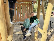Klimnet van het speeltoestelEco-Play Robinia Ridderburcht met hoge RVS Glijbaan 