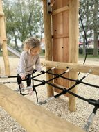 Spelend op het klimnet behorend bij De Ridderburcht 