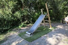 Sfeerfoto B-Play Vrijstaande Robinia trap 100 cm met RVS Glijbaan
