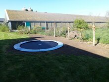 ingegraven trampoline in het gazon