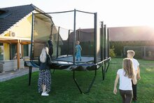 kinderen spelen op Akrobat Trampoline Primus Challenger PLUS 430x305 cm met veiligheidsnet