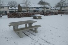 Naturel Betonnen Picknickset Standaard met onderstel in de sneeuw 