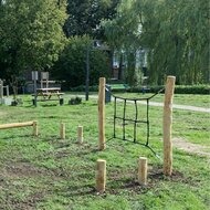 B-Play Robinia Verticaal Klimnet met Stappalen Openbaar - Module 2