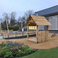 B-Play Robinia Speelhuisje Marla met Platform Openbaar geplaatst op schoolplein