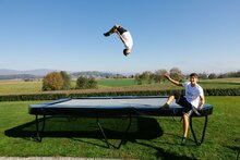 jongens springen op Akrobat Trampoline Primus Challenger PLUS 520x305 cm met veiligheidsnet