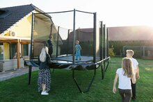 Akrobat Trampoline Primus Challenger PLUS 520x305 cm met veiligheidsnet in de achtertuin bij gezin