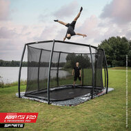 Sfeerfoto VAN DE Berg SPORTS Ultim Pro Bouncer Flatground Trampoline 500 x 500 Antraciet Grijs + Safety Net DLX XL